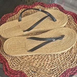 Tommy Bahama Natural Straw Flip Flops with Black Straps New Womens 9